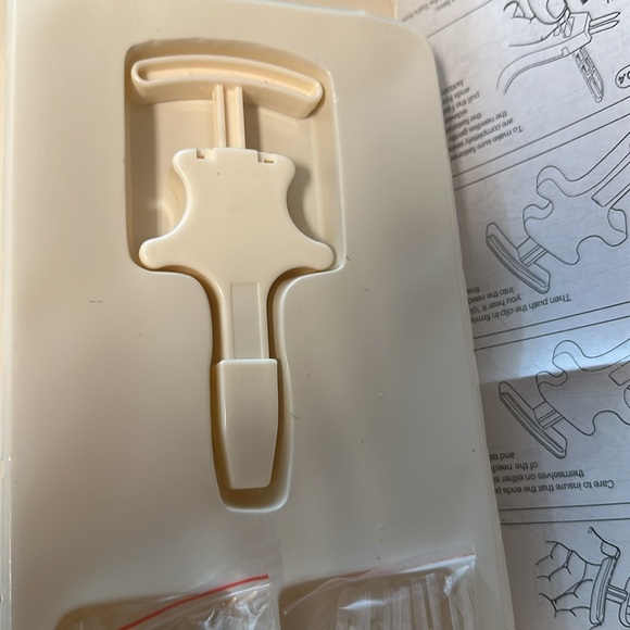 Button Magic portable buttoning machine - Picture 8 of 9